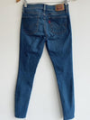 LEVIS Jean cinco bolsillos 710 lavado medio. Talla 26