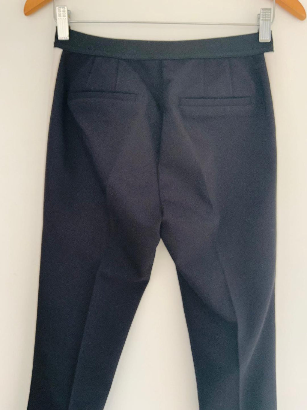 ZARA Pantalón negro con corte lateral en contraste. Talla S