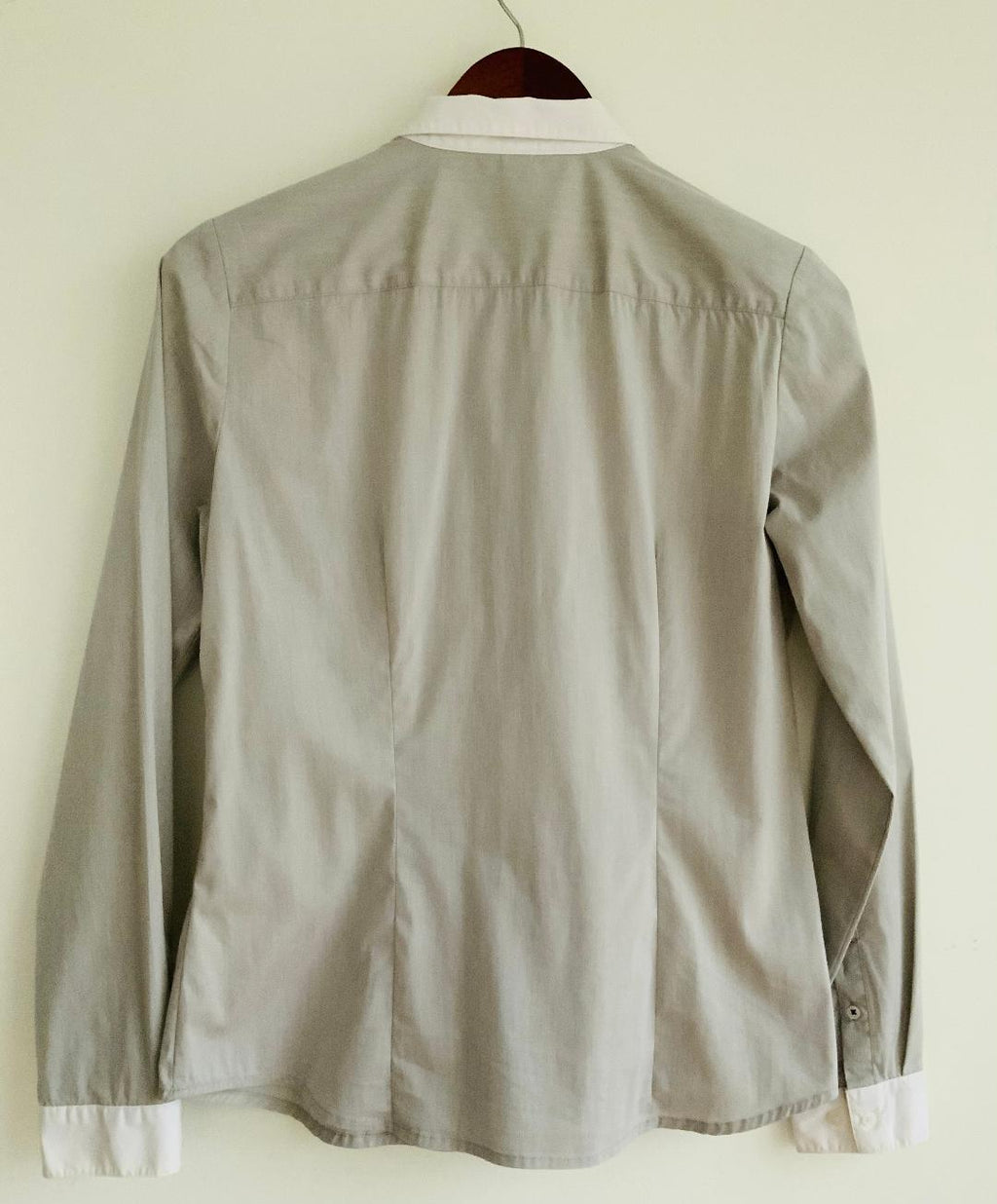 H&M Camisa gris en popelina manga larga con cuello y puños en blanco y botonadura escondida . Talla 10