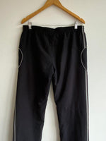 ADIDAS Pantalón deportivo para hombre con cortes. Talla L