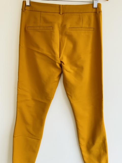 NAF NAF Pantalón Casual bolsillos de ojal color mostaza. Talla 8