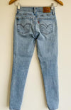 LEVIS Jean cinco bolsillos Skinny con desgaste en rodilla claro referencia 710. Talla 25