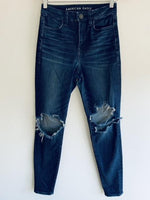 AMERICAN EAGLE Jean con proceso Destroyer en rodillas.  Talla 4 Americana