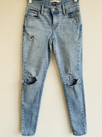 LEVIS Jean cinco bolsillos Skinny con desgaste en rodilla claro referencia 710. Talla 25