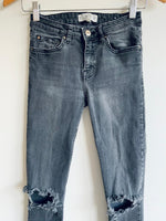 MANGO Jean Gris con Destroyer en rodillas. Talla 34 ( 2 americana*)