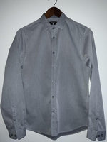 KOAJ Camisa casual para hombre en mini rayas gris. Talla S