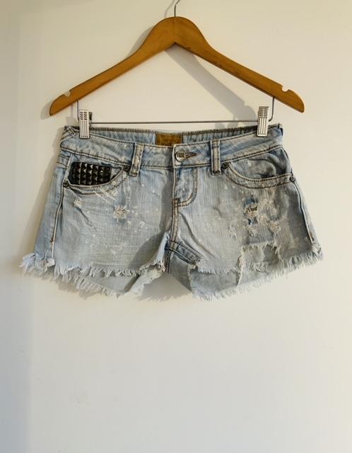 YNO DENIM Short en índigo con aplicaciones. Talla S/M