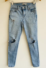 LEVIS Jean cinco bolsillos Skinny con desgaste en rodilla claro referencia 710. Talla 25