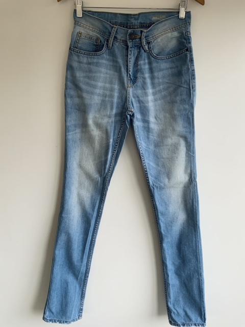 KOAJ Jean Cinco bolsillos semiclásico lavado medio. Talla 26