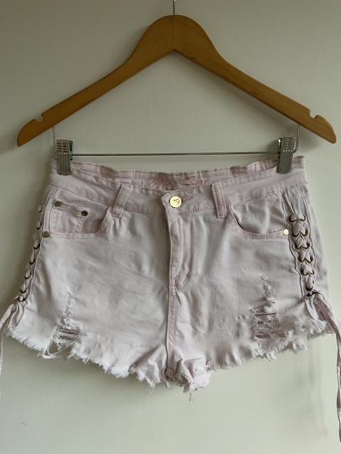 MISS HOT Short con procesos y detalles en los costados. Talla 14