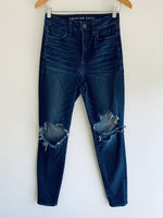 AMERICAN EAGLE Jean con proceso Destroyer en rodillas.  Talla 4 Americana